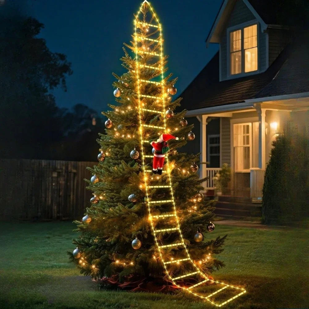 escada iluminada de natal com papai noel subindo árvore no quintal