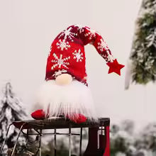 gnomo de natal vermelho com barba iluminada