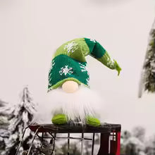 gnomo de natal verde com gorro de tricô