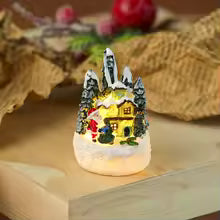 casinha de natal amarela iluminada com pinheiros