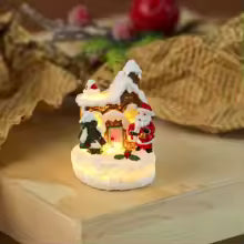 casa de biscoito de natal iluminada com papai noel