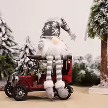 gnomo de natal cinza com pernas longas listradas