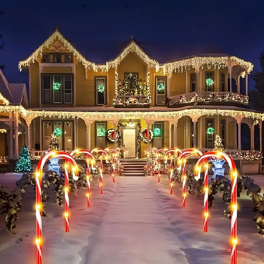 bengalas de natal solares com led iluminando caminho de casa decorada
