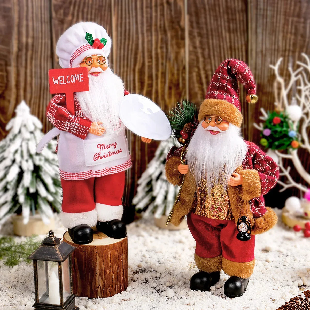 papai noel chef e papai noel com lanterna de pelúcia decorando a casa