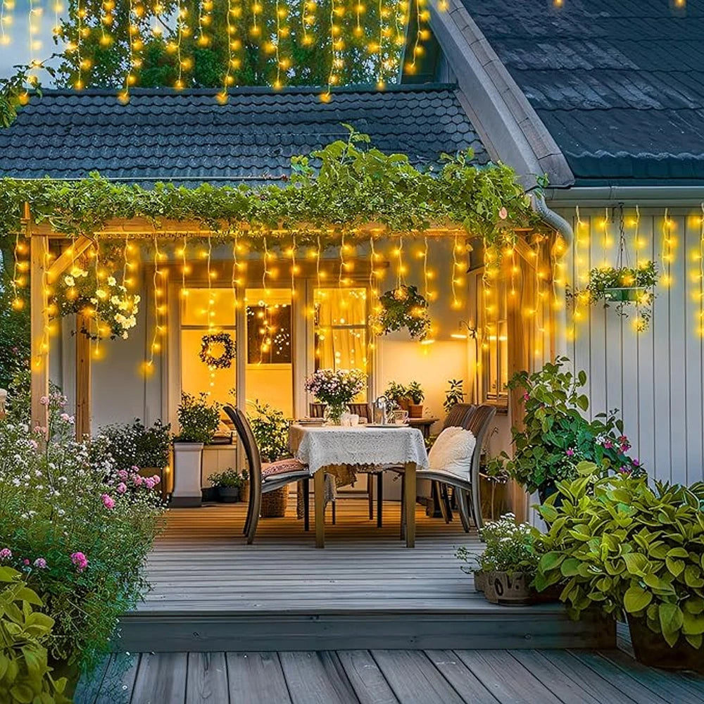 cascata de led branco quente em pergolado de jardim