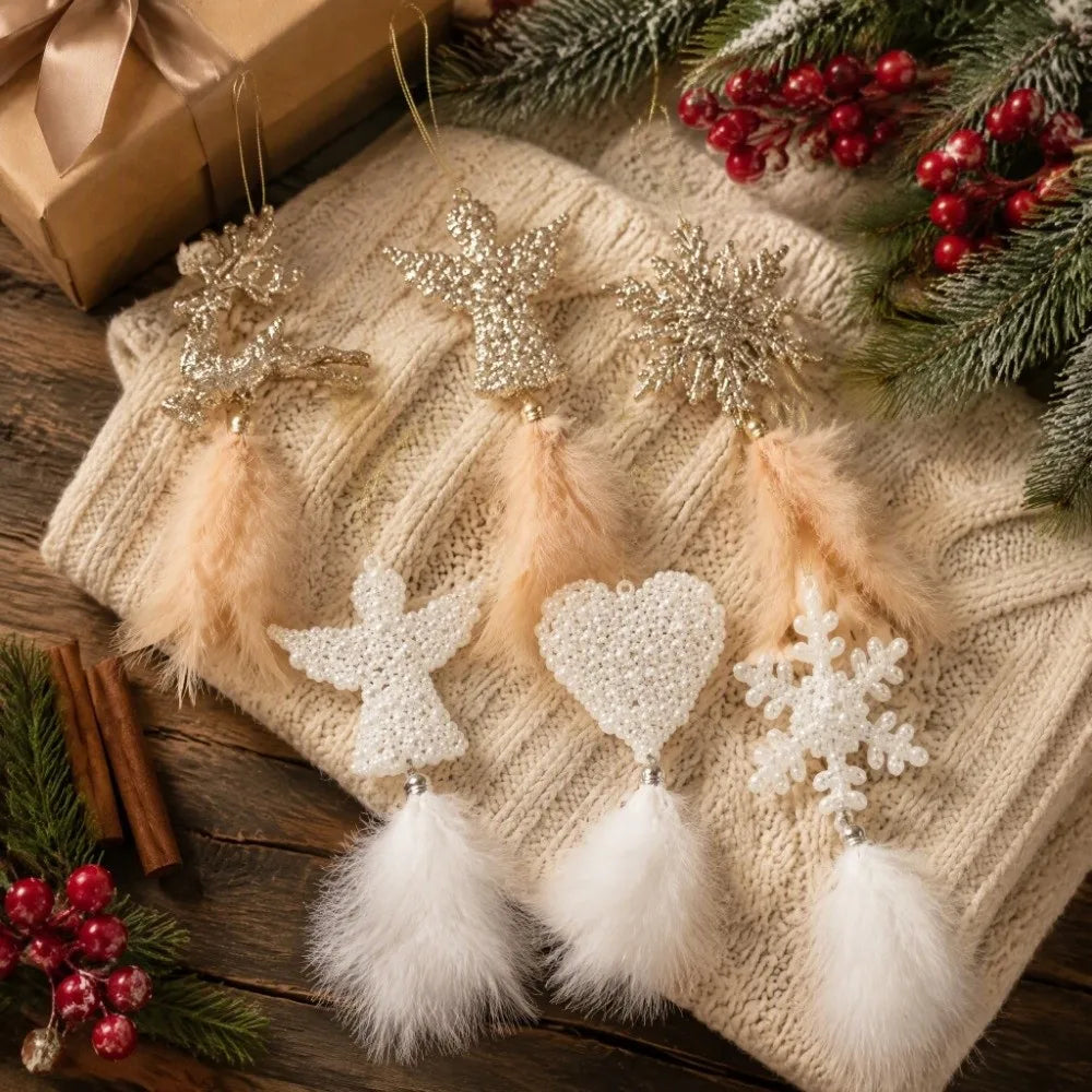 enfeites de árvore de natal com penas em forma de rena, anjo, coração e floco de neve