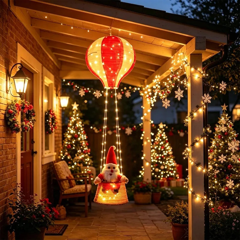 balao do papai noel iluminado pendurado na varanda decorada para o natal