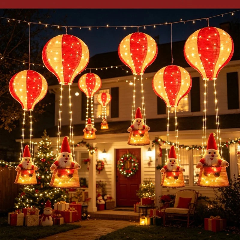 varios baloes de papai noel iluminados na fachada da casa a noite