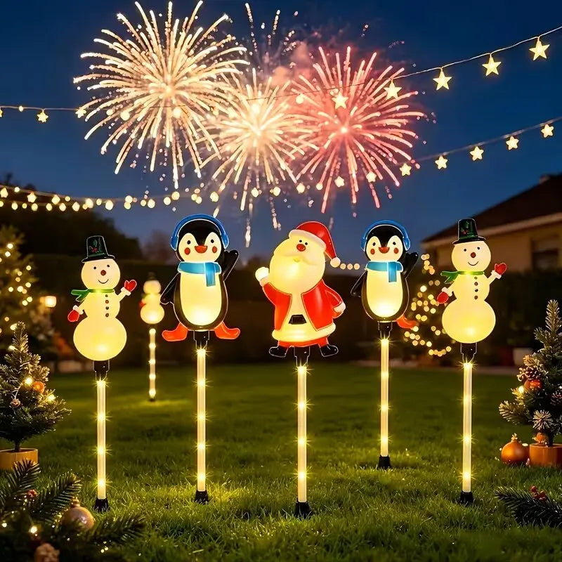 luzes solares de natal no jardim com fogos de artifício