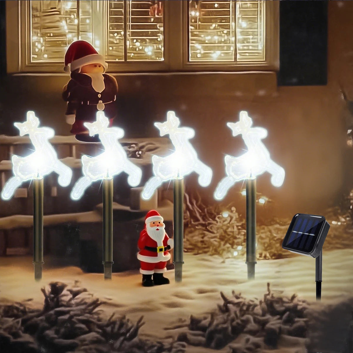 estacas solares de natal em formato de rena acesas no jardim com neve