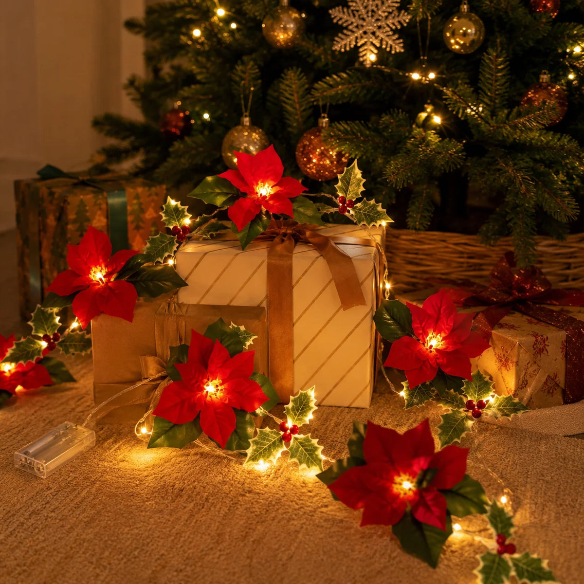 festão de natal com luz entre presentes ao pé da árvore