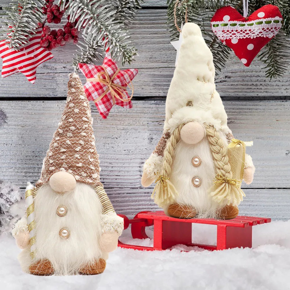 gnomos de natal de pelúcia com trenó vermelho na neve