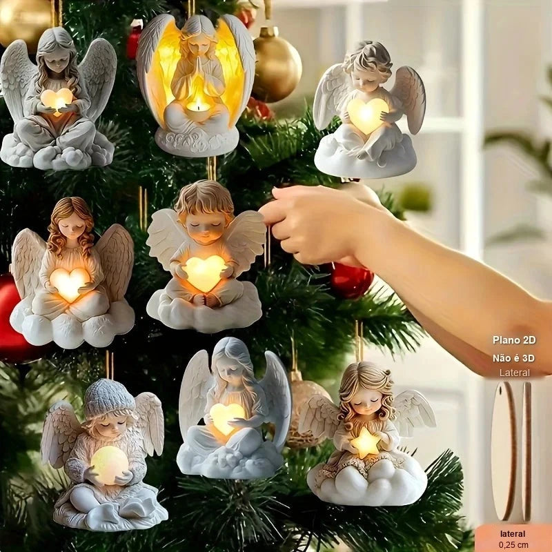 mão pendurando pingente de anjo de madeira na árvore de natal
