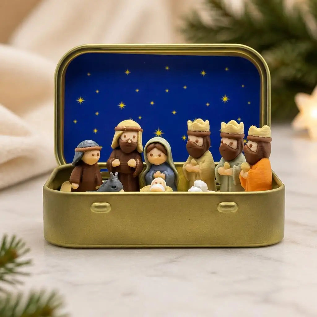mini presépio na latinha dourada com céu estrelado e sagrada família