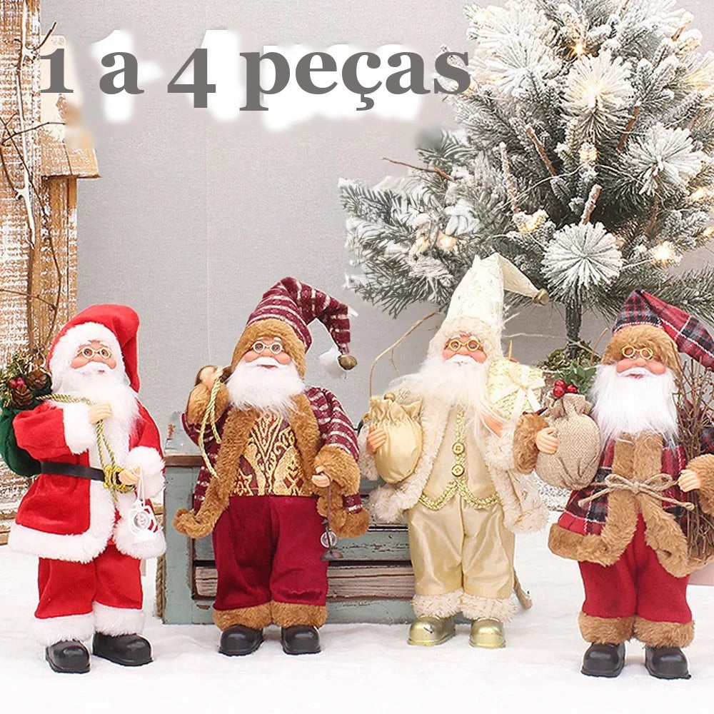 quatro bonecos papai noel de pelúcia em pé ao lado da árvore de natal