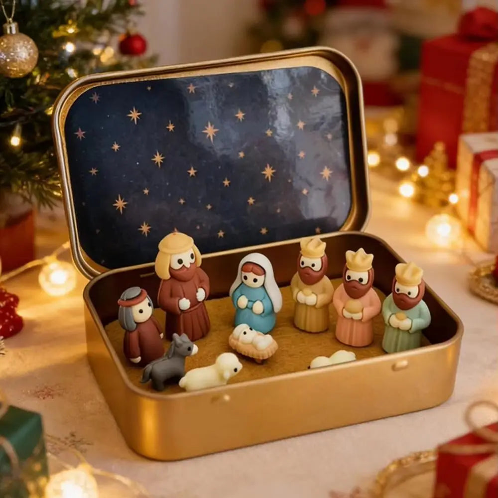 presépio na lata dourada com reis magos ao lado da árvore de natal