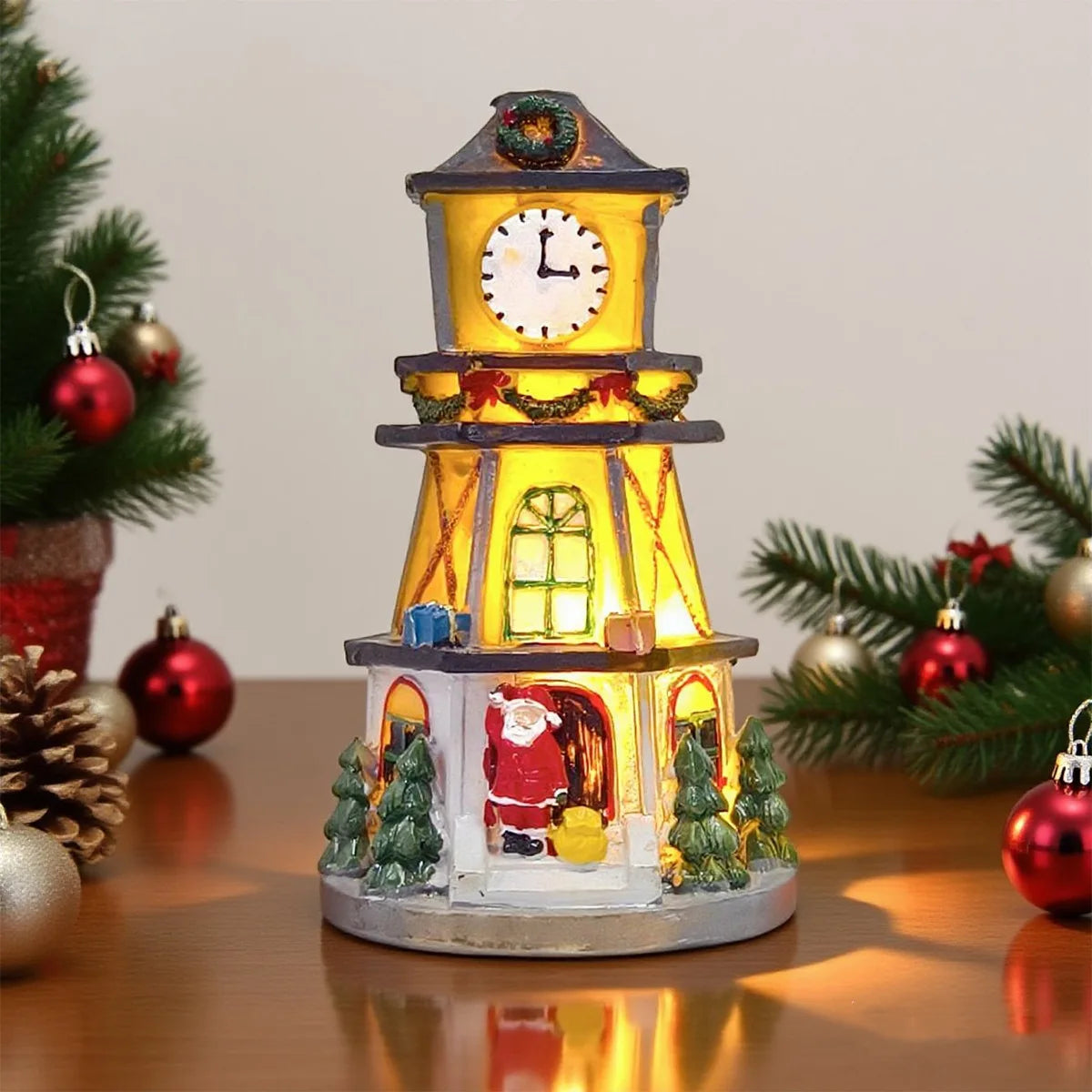 torre do relógio de vila de natal com luz led ao lado de bolas de natal